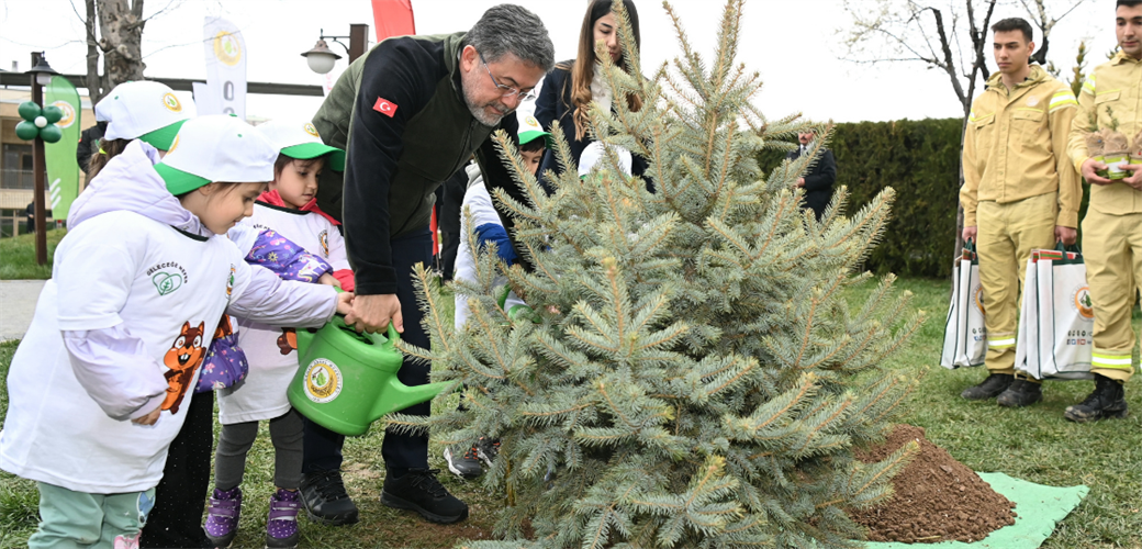 BAKAN YUMAKLI, ORMAN HAFTASI’NDA ÇOCUKLARLA FİDAN DİKTİ