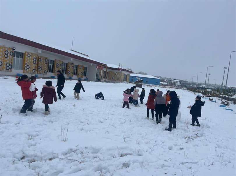 Ziyarete Gelen Öğrencilerimizden Kar'dan Arıcı Adam