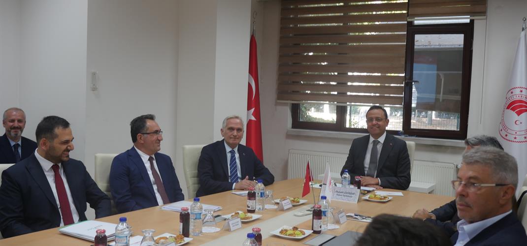 BAKAN YARDIMCIMIZ SAYIN EBUBEKİR GİZLİGİDER BAŞKANLIĞINDA PANCAR ŞEKERİ SEKTÖRÜ DEĞERLENDİRME TOPLANTISI GERÇEKLEŞMİŞTİR.